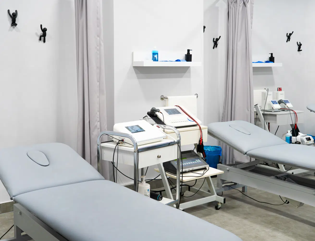 Χώρος θεραπείας με κρεβάτια φυσικοθεραπείας και μηχανήματα ηλεκτροθεραπείας