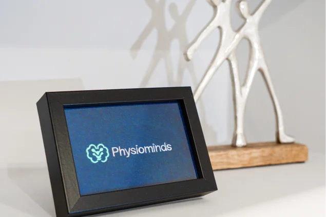 Λογότυπο Physiominds σε κάδρο στον χώρο υποδοχής